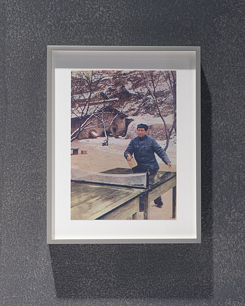 A framed picture of Chairman Mao playing table tennis.